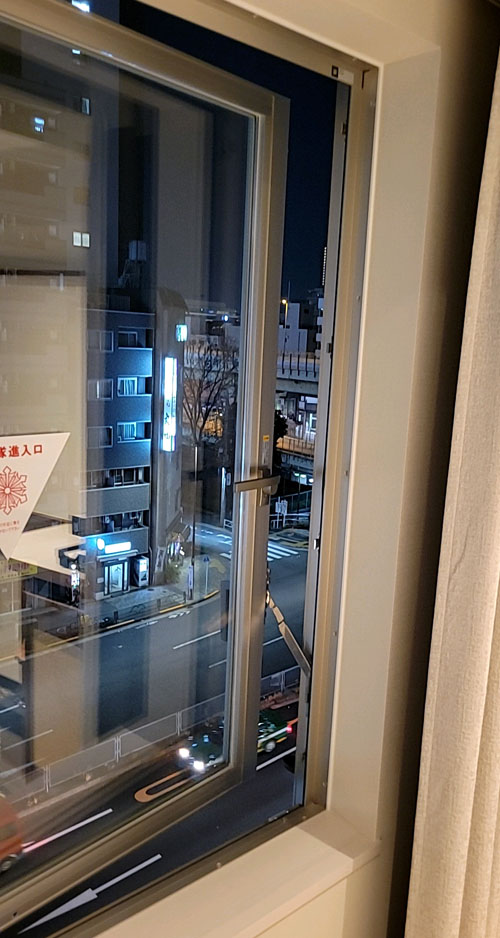 京成リッチモンドホテル 東京錦糸町窓開けたところ